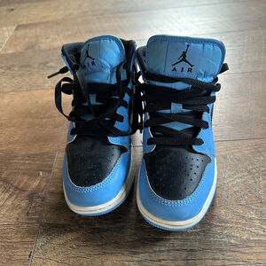 Boys Jordan 1 Retro High OG University Blue Black Size 4Y Sneakers